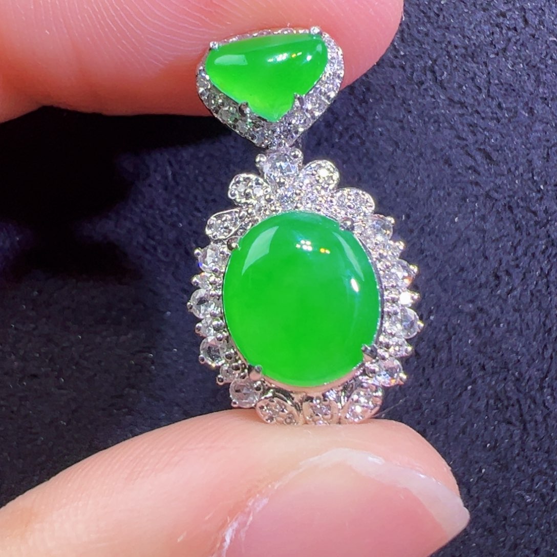 颈饰18K金镶嵌翡翠吊坠