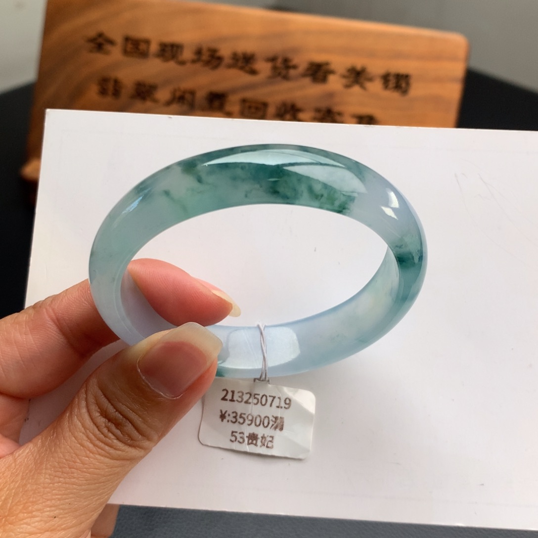 翡翠手镯未镶嵌高冰蓝底飘蓝花53贵妃（有纹）