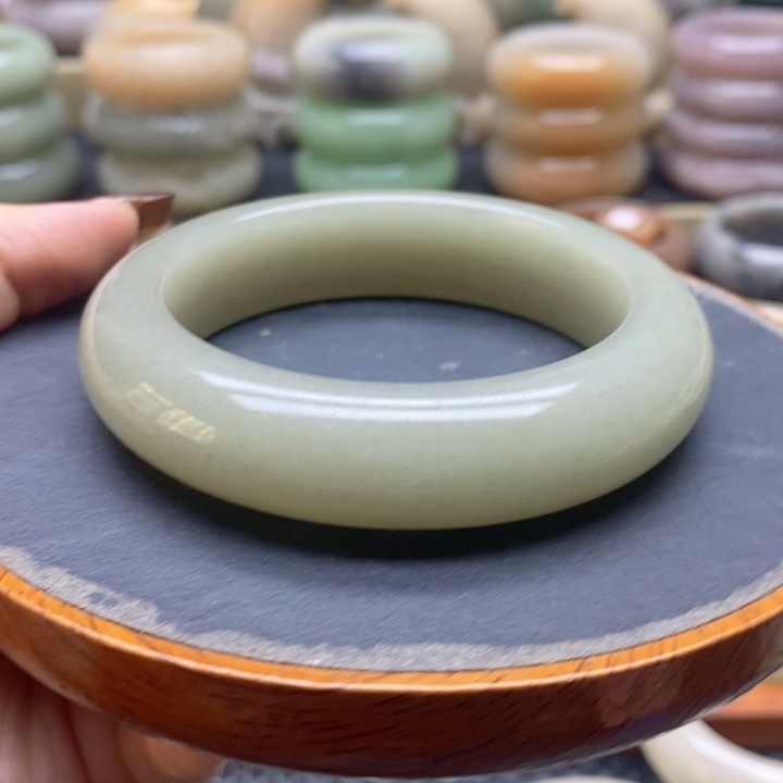 石英岩玉手镯未镶嵌