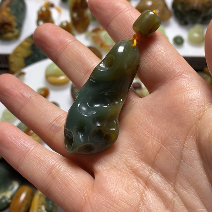岫岩老玉（透闪石质玉）挂坠未镶嵌山*