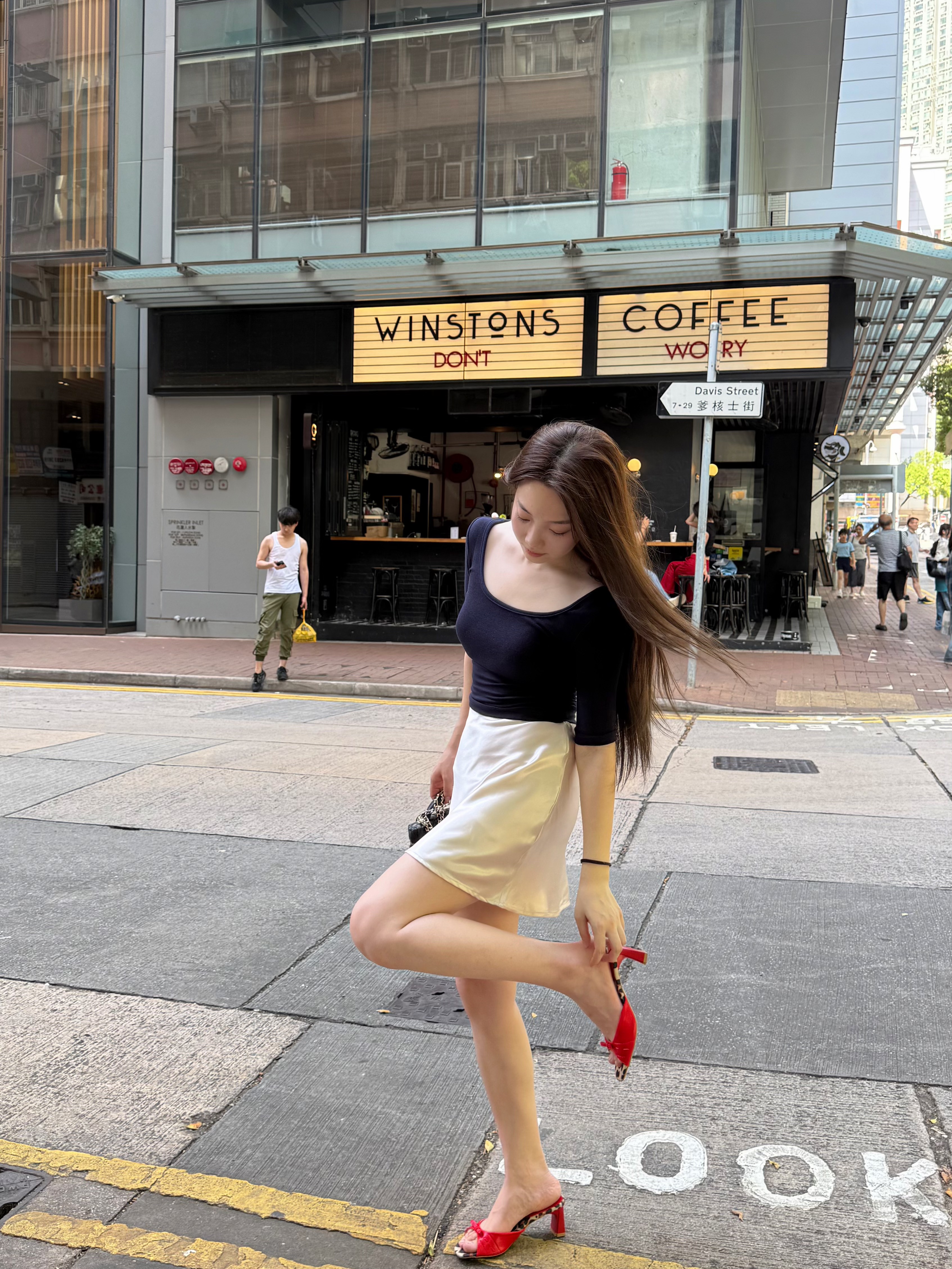 设计感中袖U领T恤性感修身上衣+半身裙套装