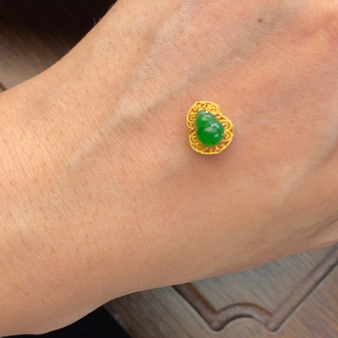 ****翡翠18K金镶嵌颈饰翡翠