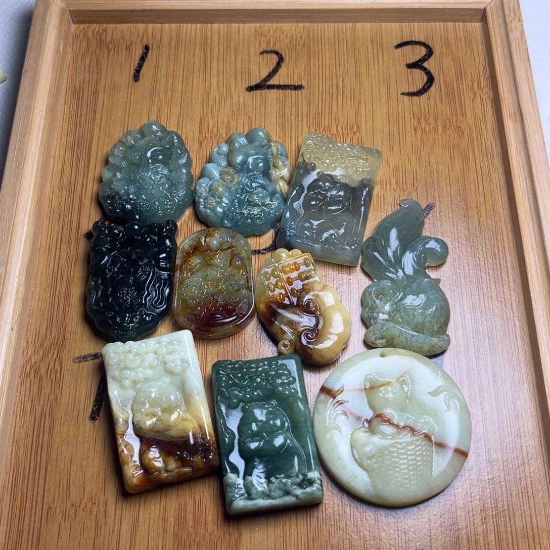 北***司蛇纹石玉未镶嵌颈饰