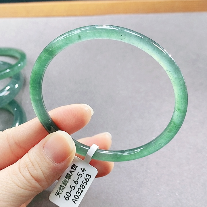 翡翠未镶嵌手镯（圆镯）