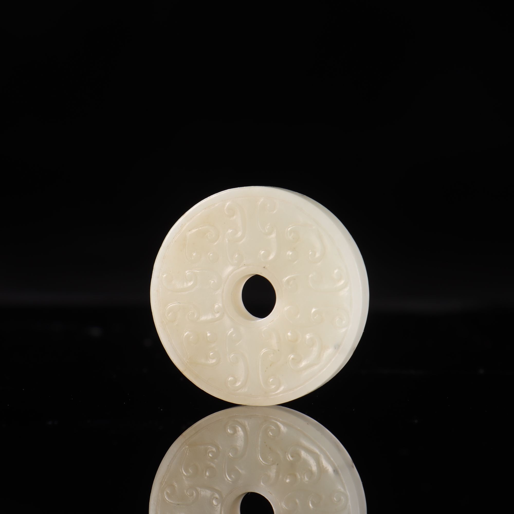 lot.10083  6185 清 玉勾连纹玉璧Diam.3 cm