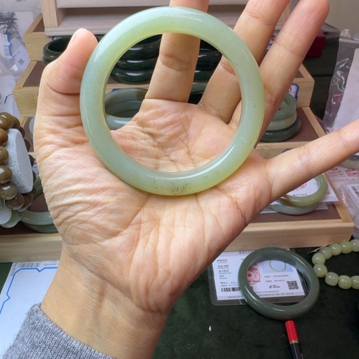 云***燕和田玉（糖玉）未镶嵌手镯
