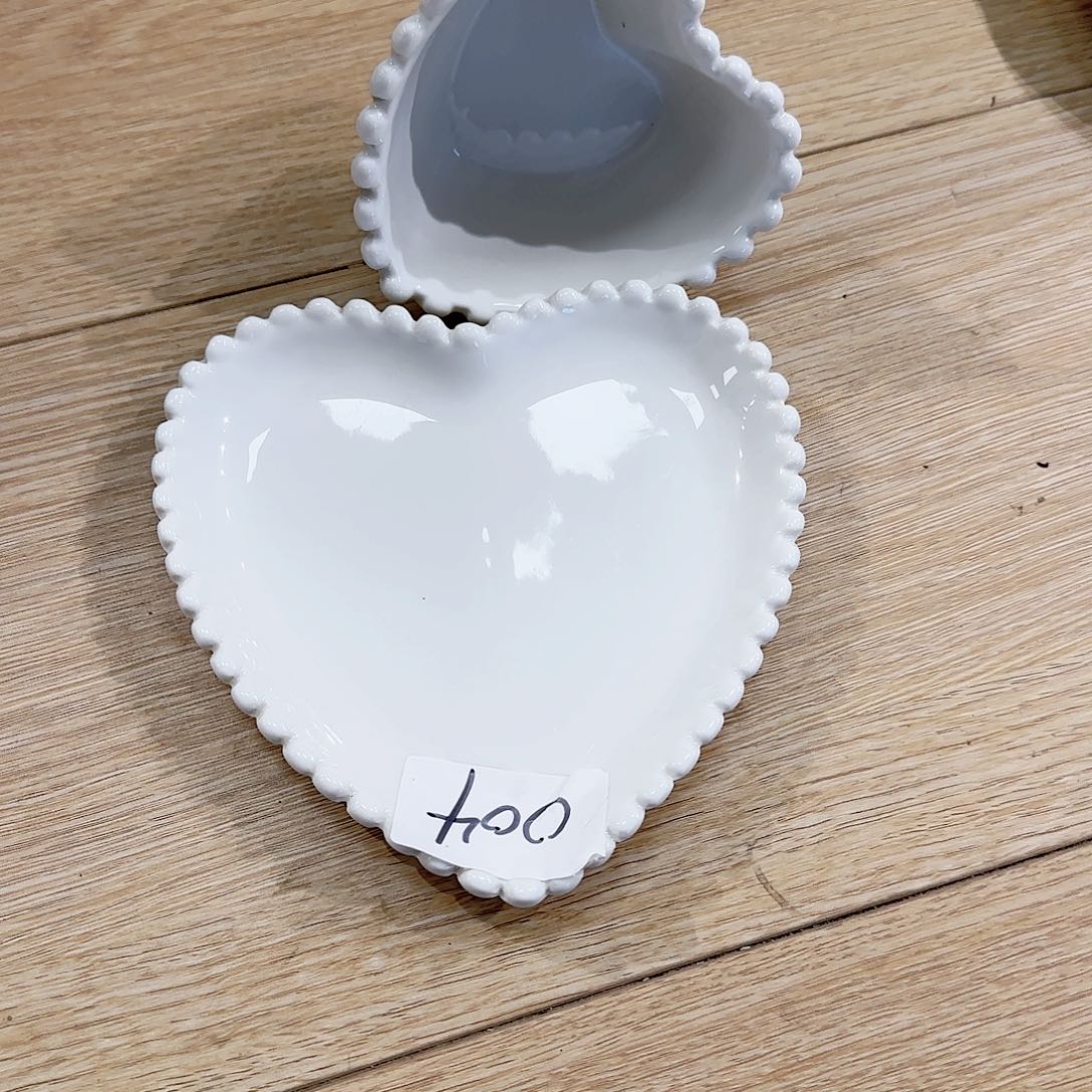 瓷片  一大两小。        