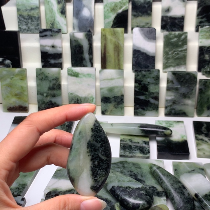 独山玉颈饰未镶嵌