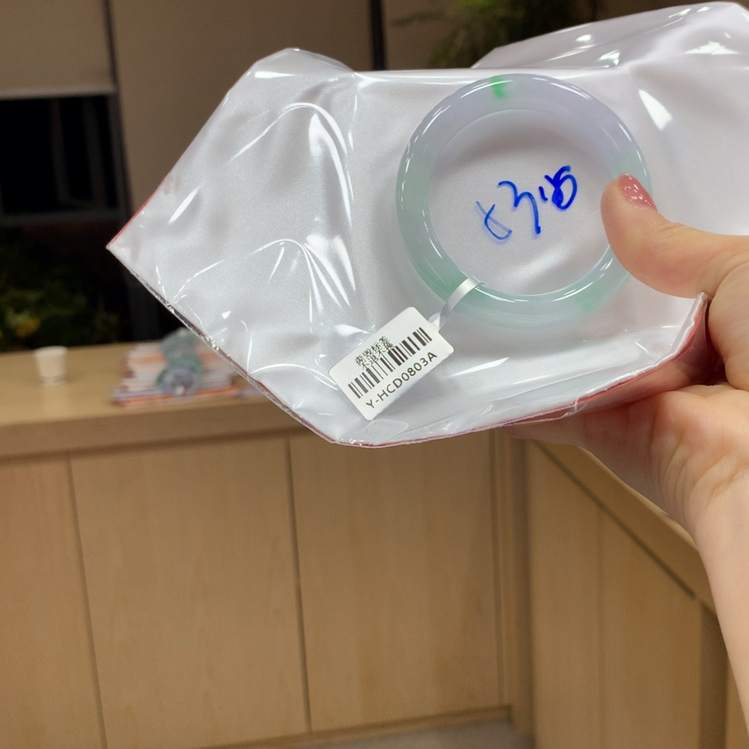翡翠手镯未镶嵌不退不换