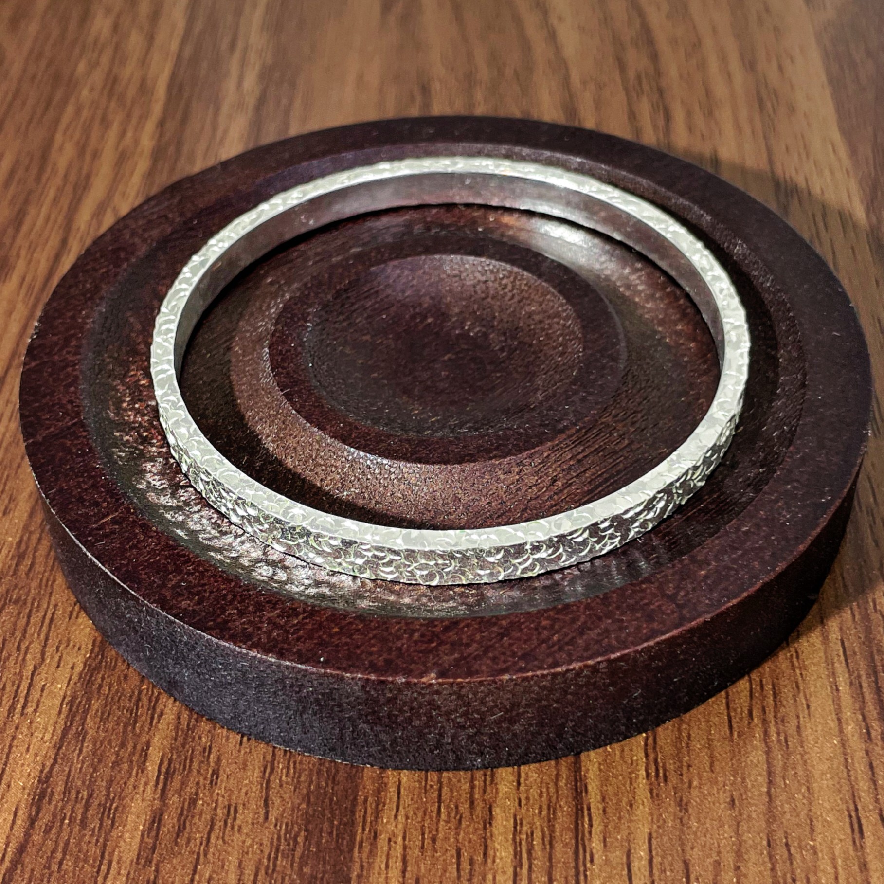 足银银制品 S067 三面碎冰冰 闭口直播间选款时尚百搭精美手镯