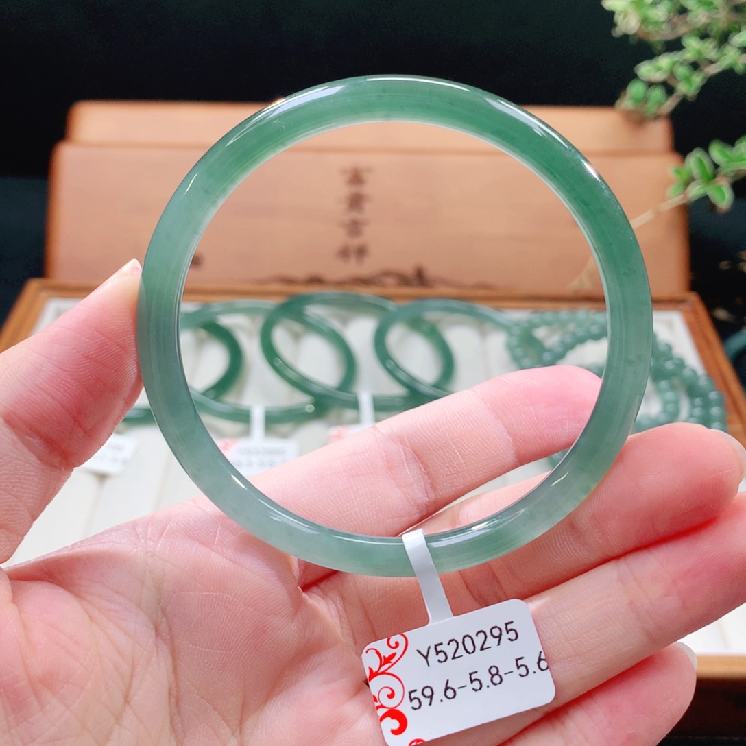 翡翠手镯（圆镯）未镶嵌