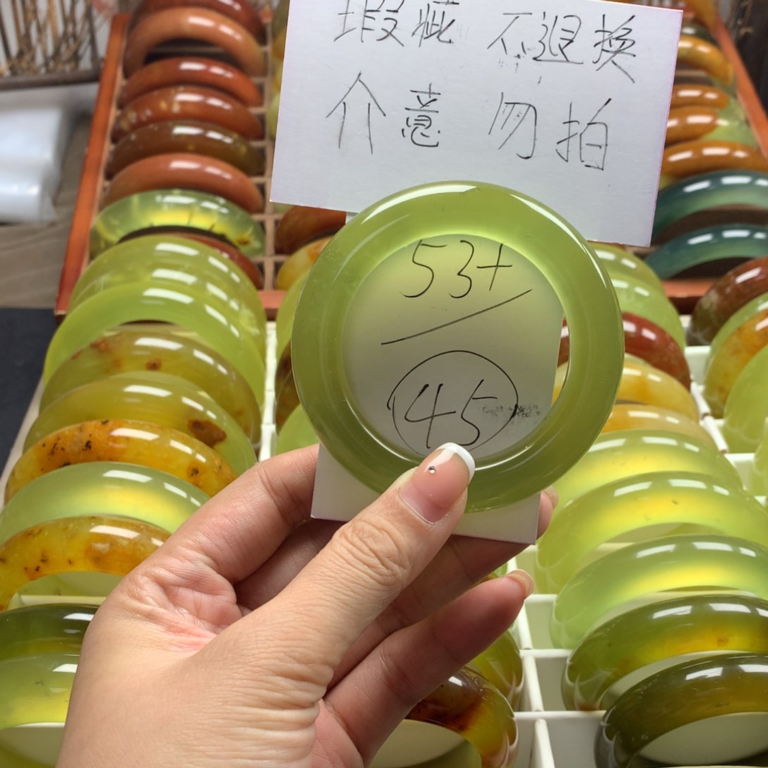 蛇纹石玉手镯未镶嵌