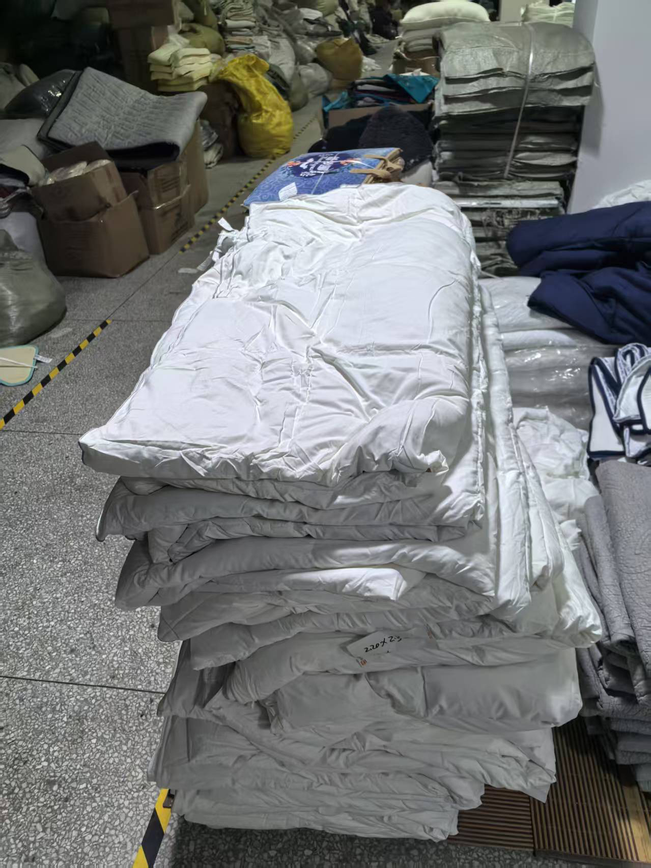 《厚广家》3楼220×230白色超软化纤羽毛纤维被 发1张
