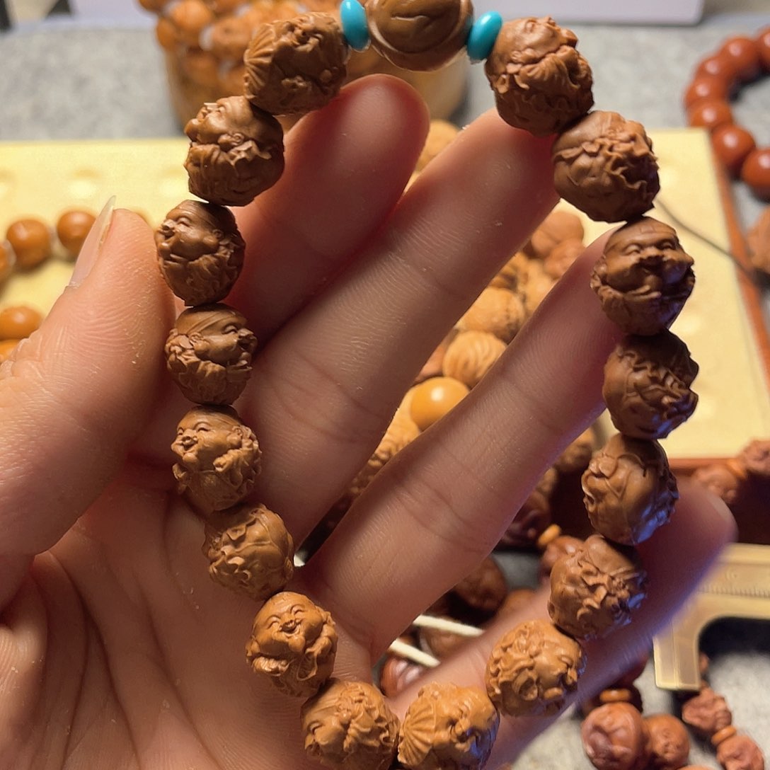 龙纹桃核雕刻荷叶财神