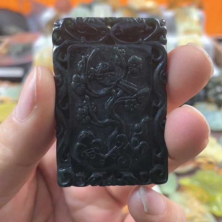 蛇纹石玉颈饰合金