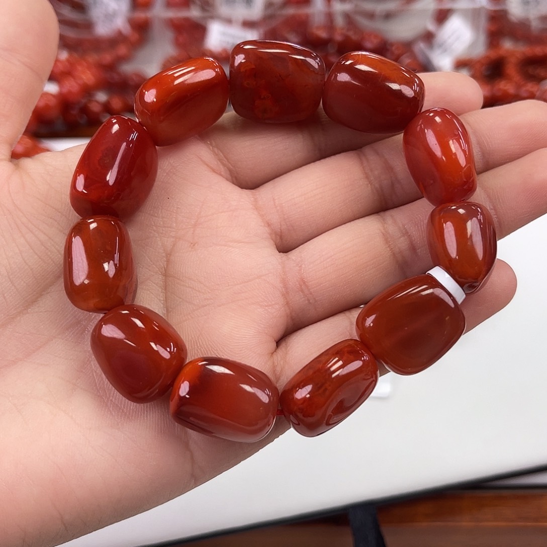 南红玛瑙川料玫红随形手串未镶嵌