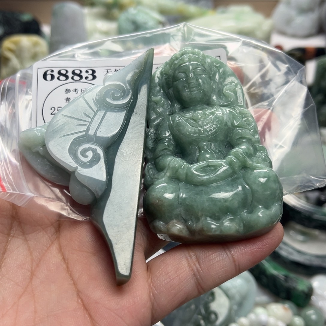 欣***E翡翠未镶嵌颈饰6883