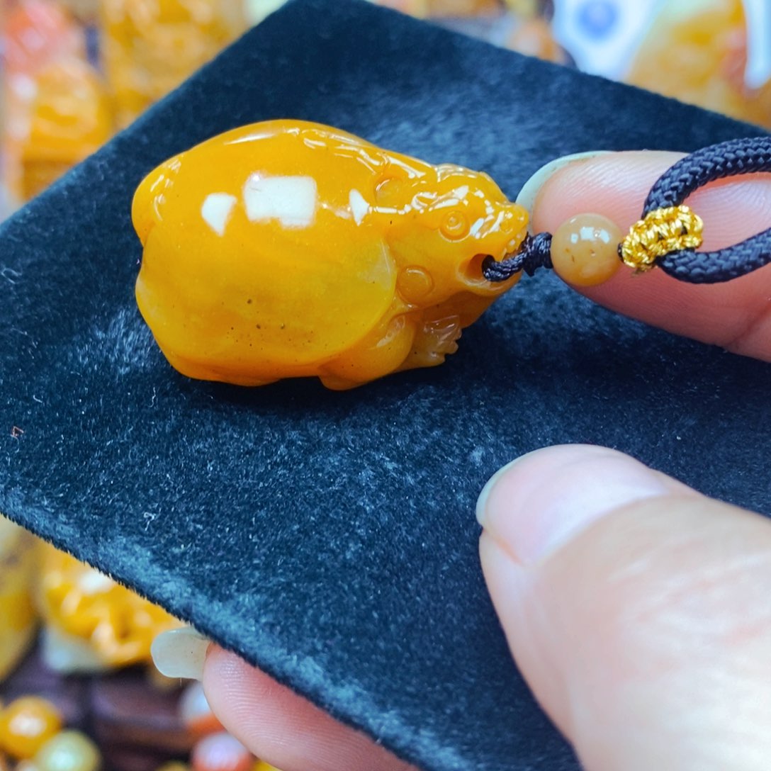 未镶嵌石英质玉（黄龙玉）颈饰