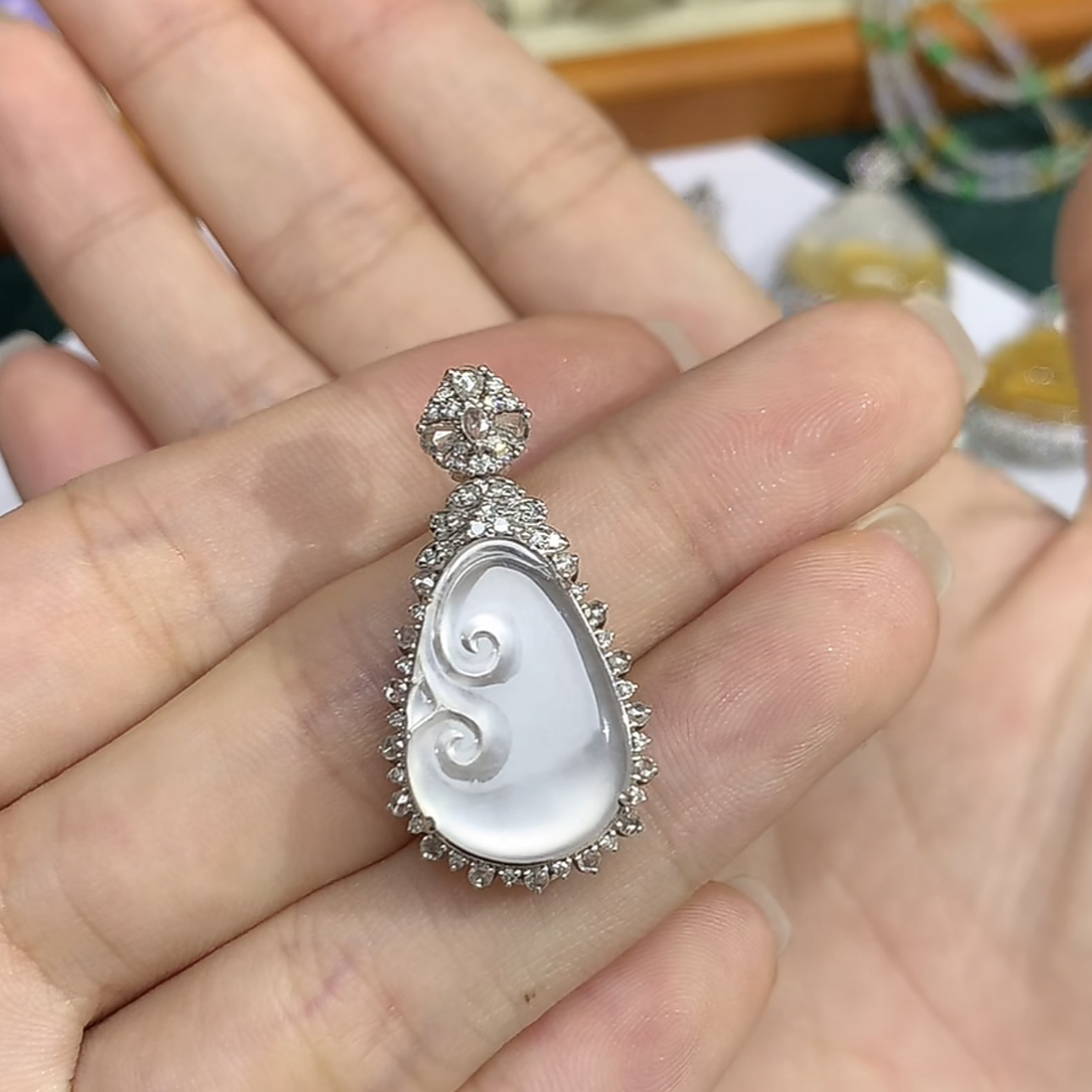 天然缅甸A货翡翠吊坠如意