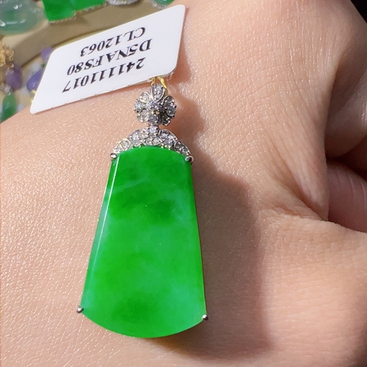 翡翠颈饰18K金镶嵌翡翠