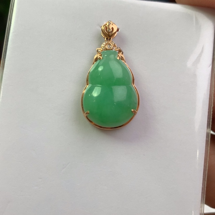 翡翠18K金镶嵌颈饰翡翠