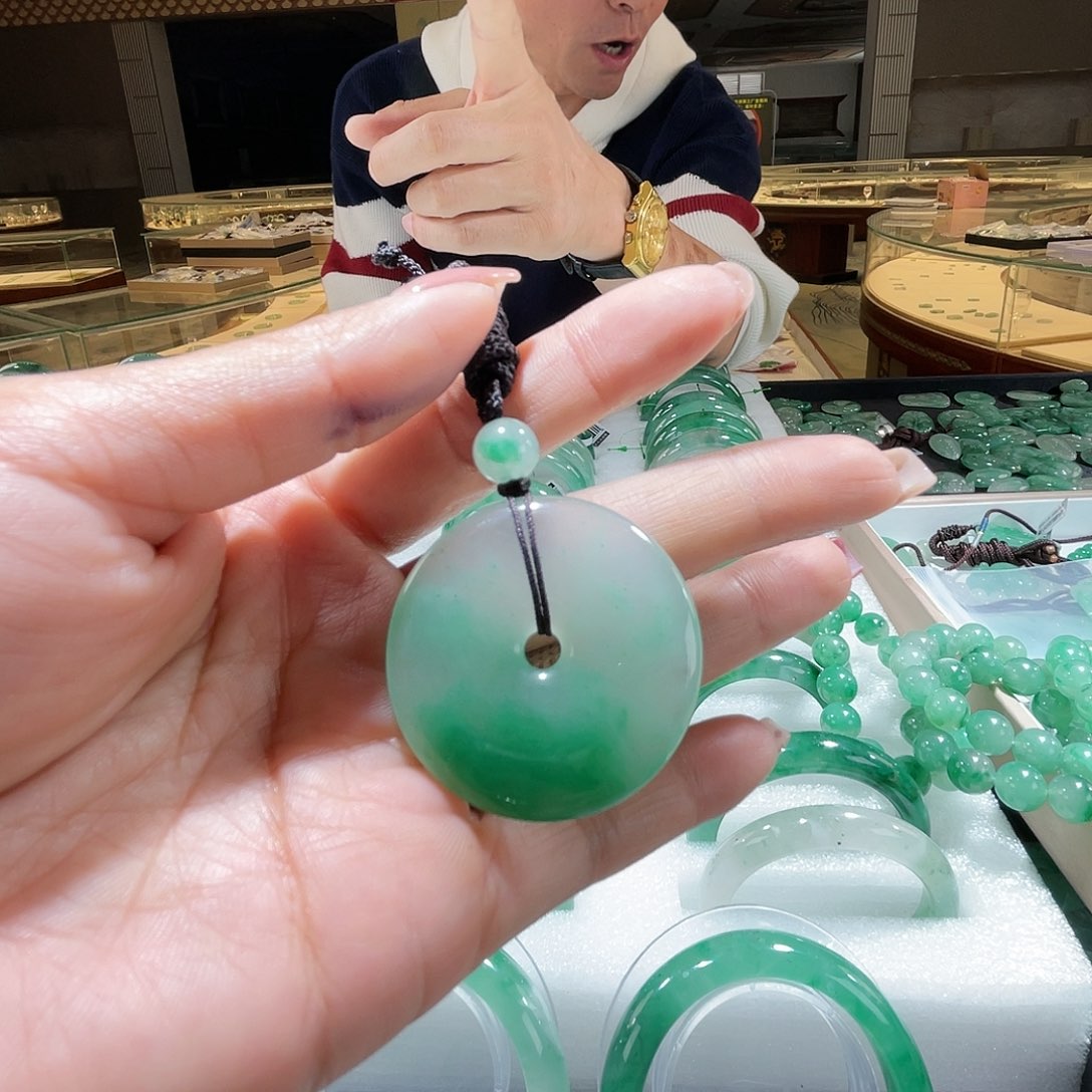 石英质玉颈饰未镶嵌一个