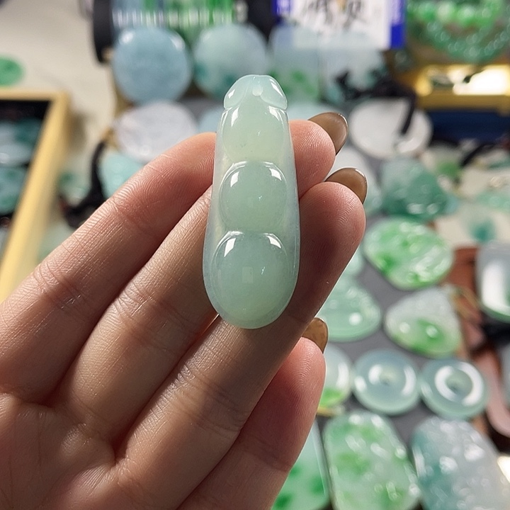 翡翠未镶嵌颈饰豆子