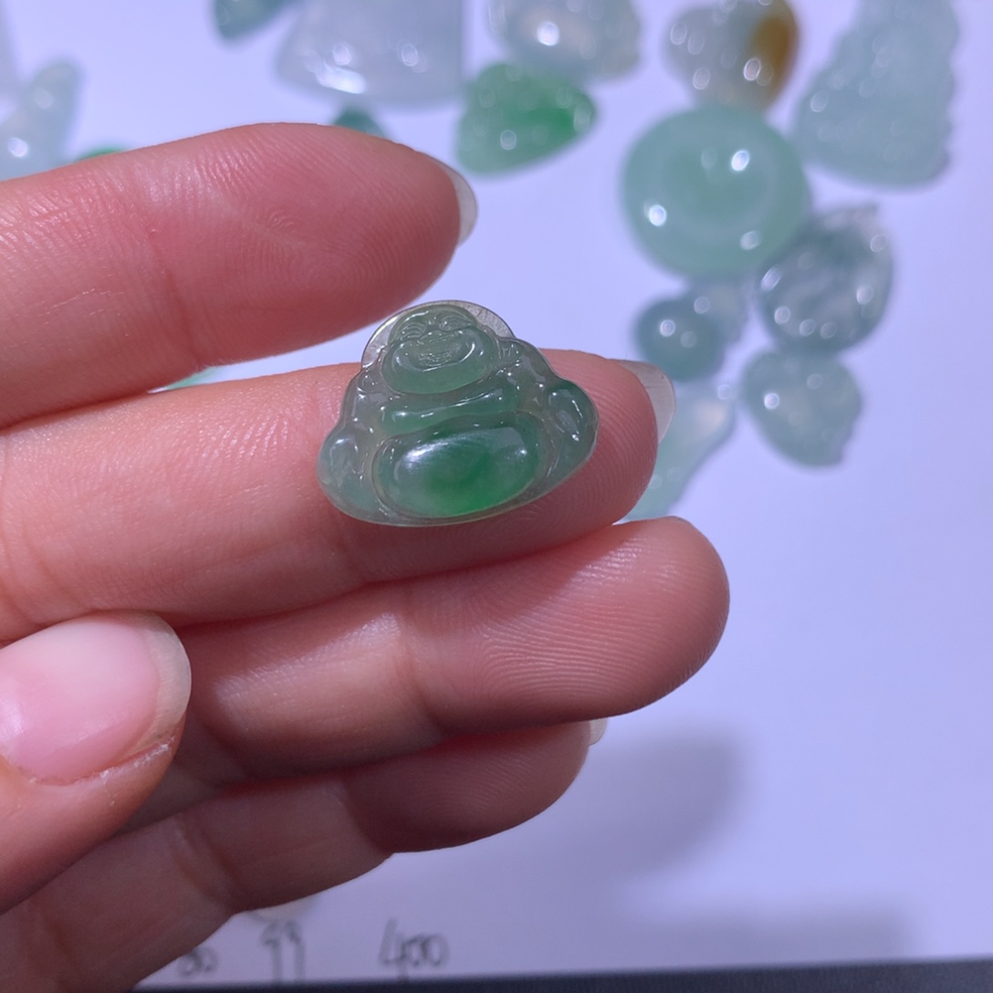 翡翠未镶嵌颈饰佛