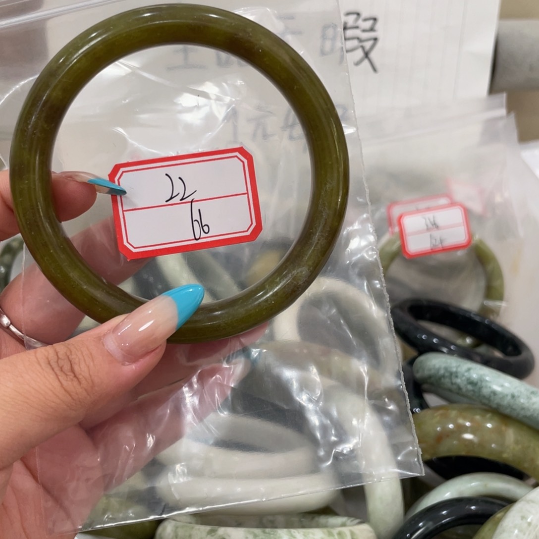 蛇纹石玉未镶嵌手镯