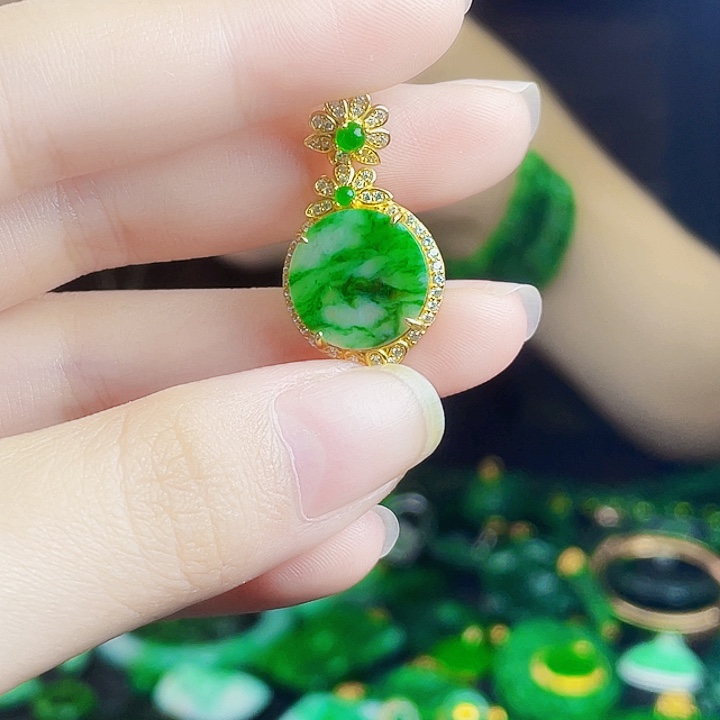颈饰未镶嵌翡翠多样性