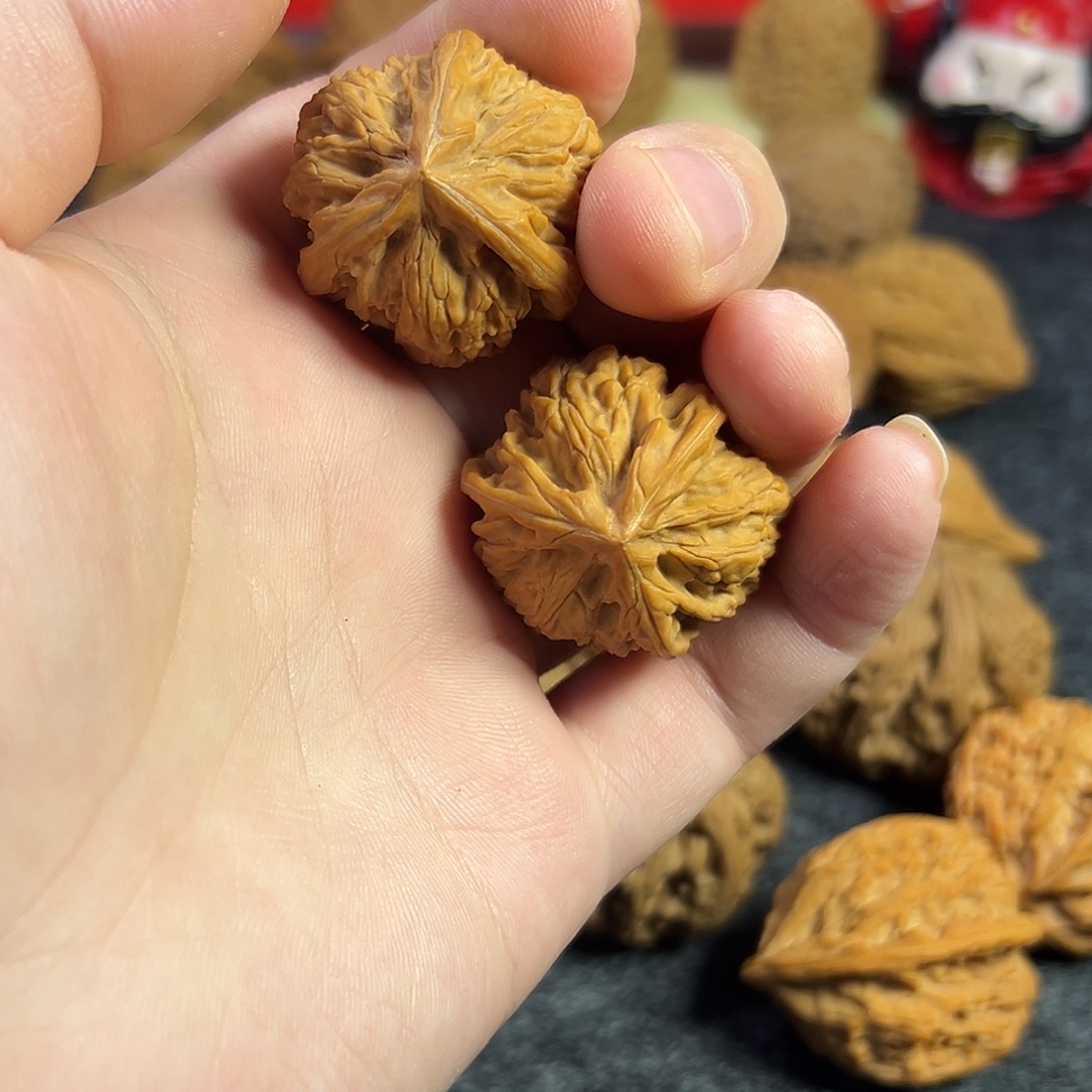 把件文玩核桃有一点点黄