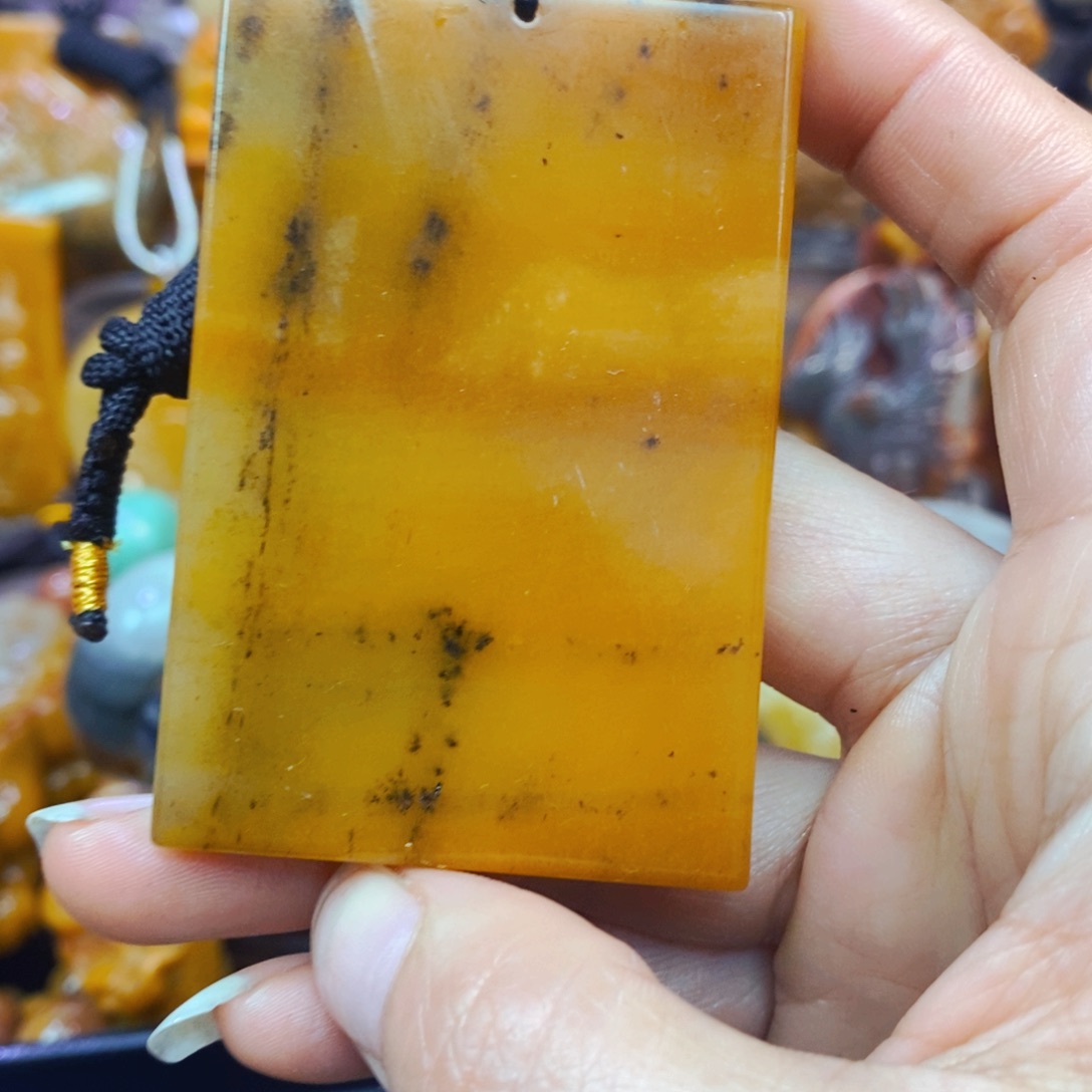 未镶嵌石英质玉（黄龙玉）颈饰