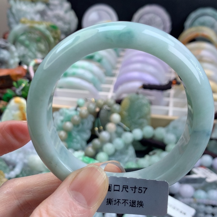 翡翠手镯未镶嵌吊坠