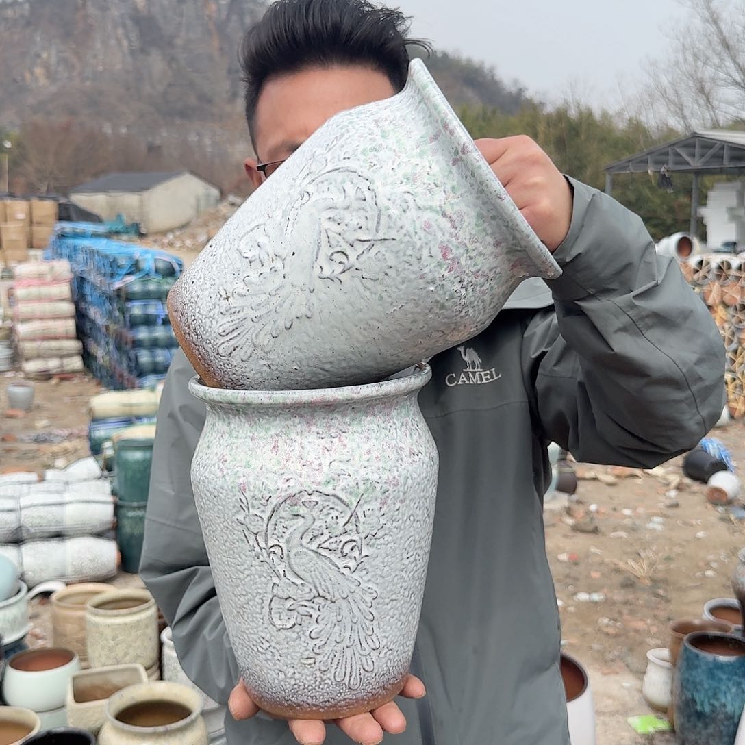 紫砂花盆口17高22（两个孔雀彩色