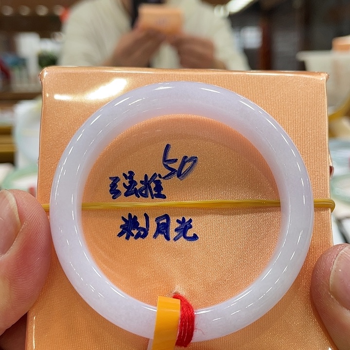 翡翠手镯未镶嵌翡翠