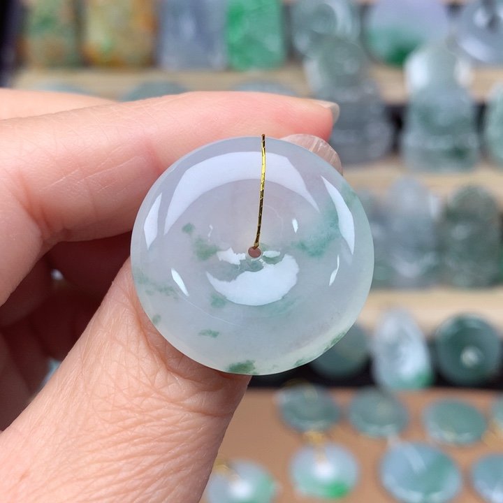 翡翠颈饰未镶嵌平安扣