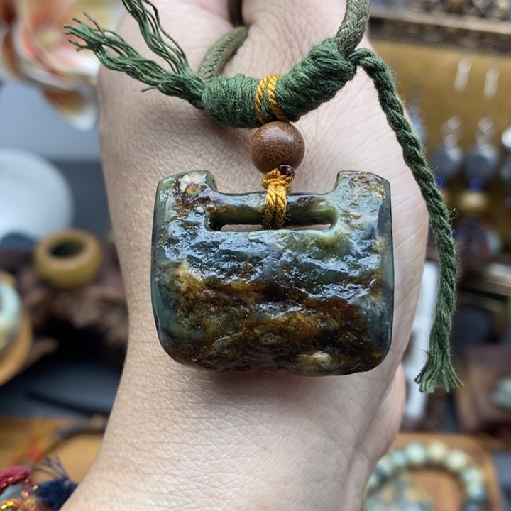 未镶嵌岫岩河磨玉（透闪石质玉）挂件