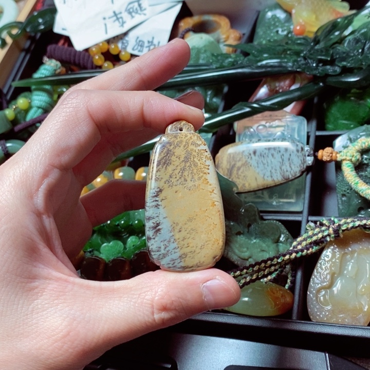 透闪石质玉颈饰未镶嵌