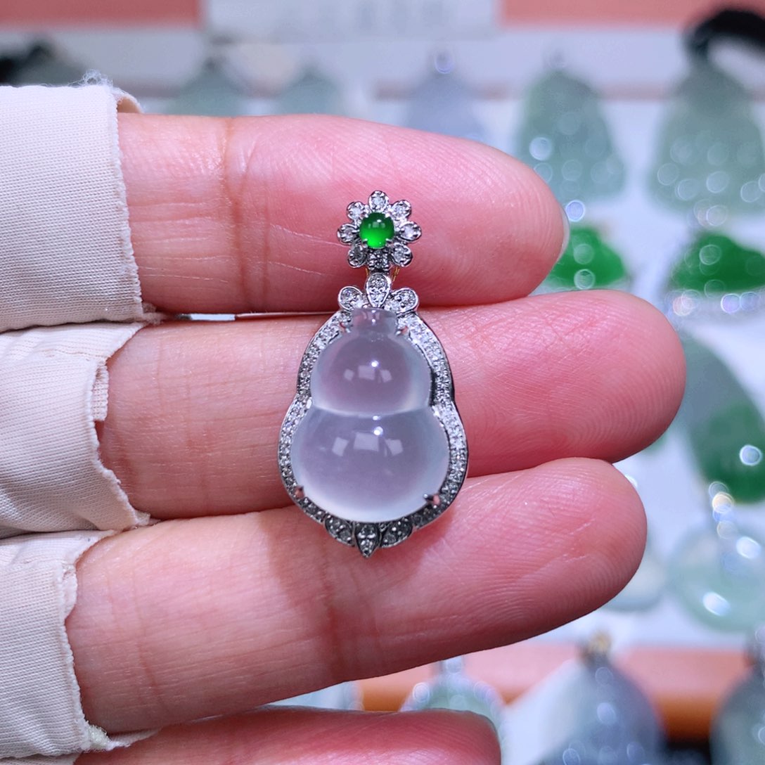 翡翠18K金镶嵌颈饰葫芦