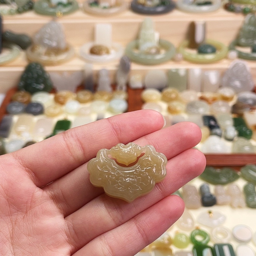 和田玉未镶嵌吊坠(赠链)