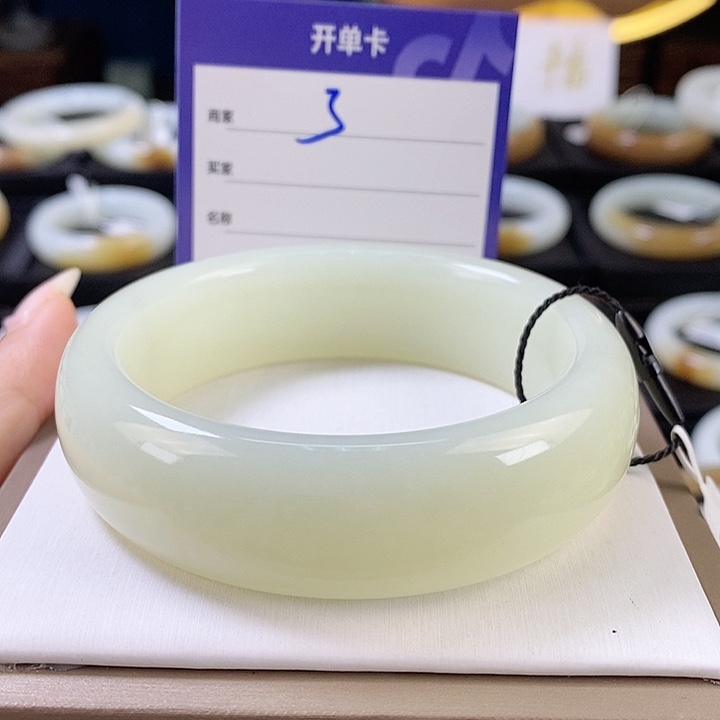 未镶嵌手镯和田玉艾*堂