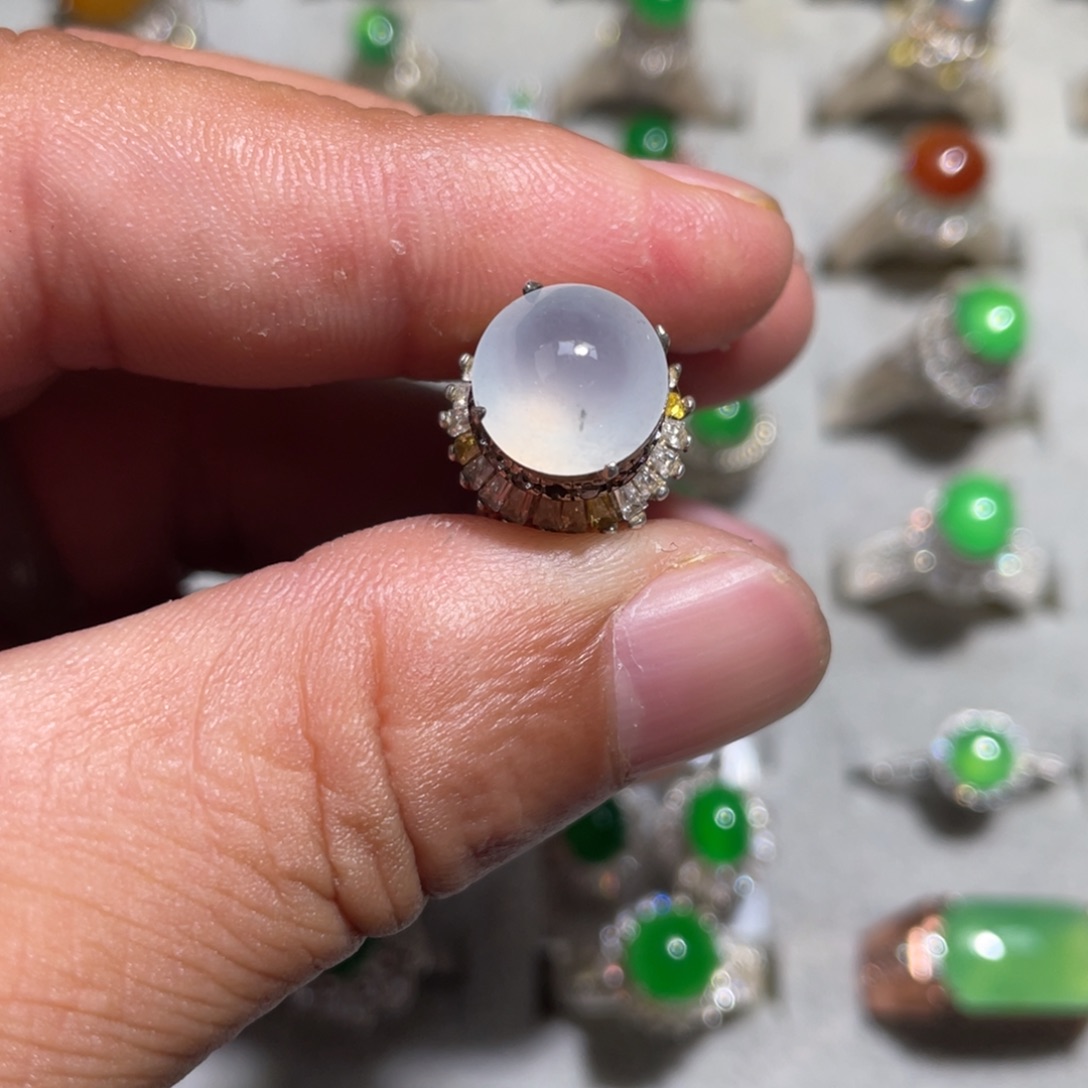 翡翠裸石白冰果冻底蛋面铜托