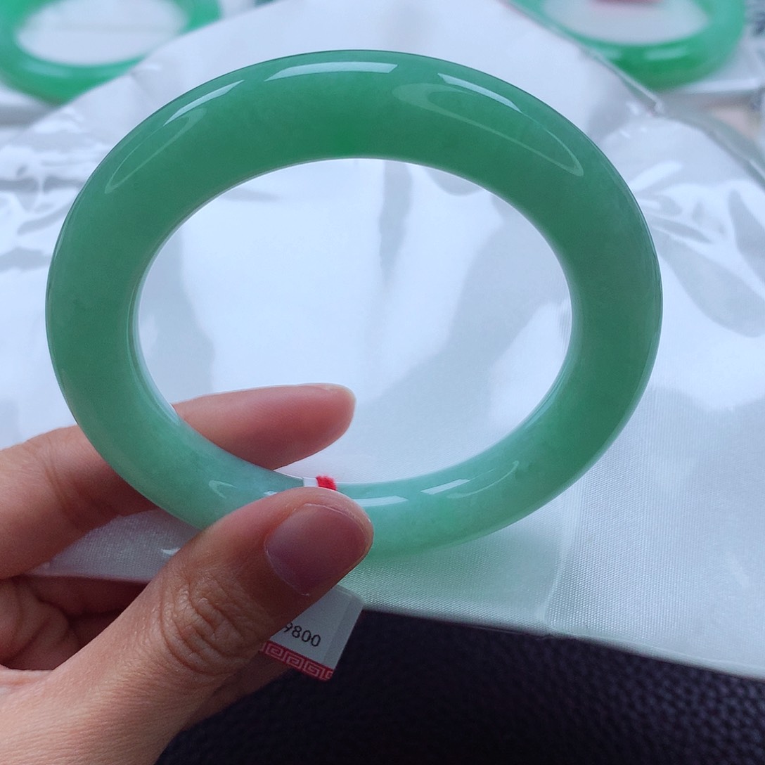 翡翠手镯未镶嵌55果绿