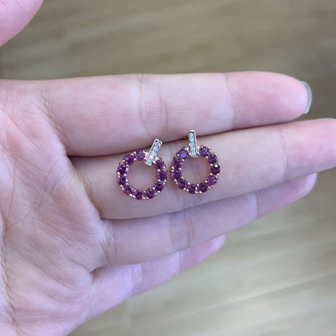 S925银镶嵌紫牙乌圈圈耳钉，时尚简约百搭