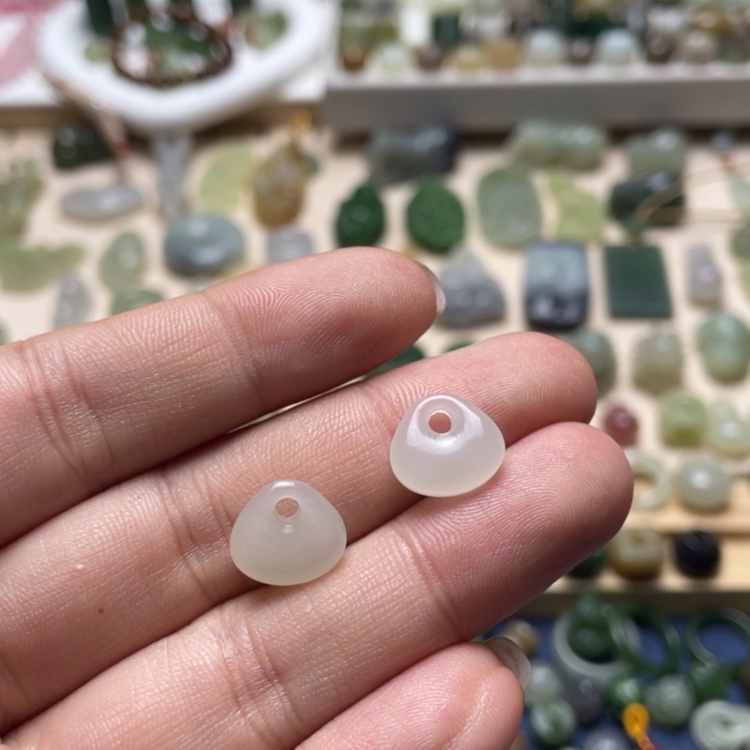 和田玉未镶嵌颈饰一对