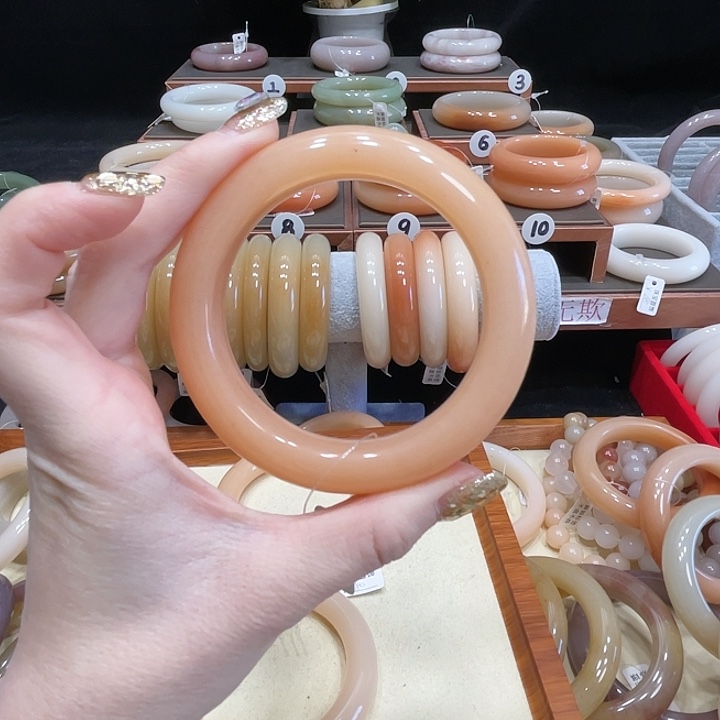 y***g石英质玉未镶嵌手镯