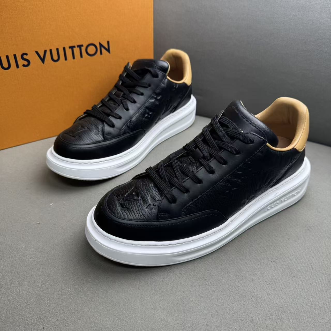 95新 LouisVuitton/路易威登 黑色时尚浮雕老花厚底松糕鞋 40.5码