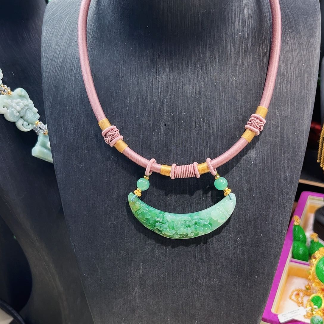 【闪购商品】翡翠吊坠(赠链)未镶嵌咪*乐翡翠