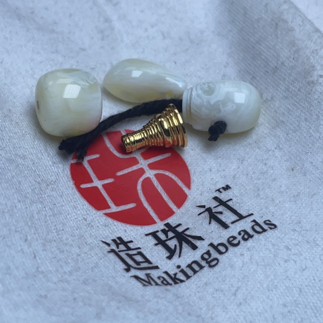 蜜蜡裸石未镶嵌?****爱蜜蜡三通