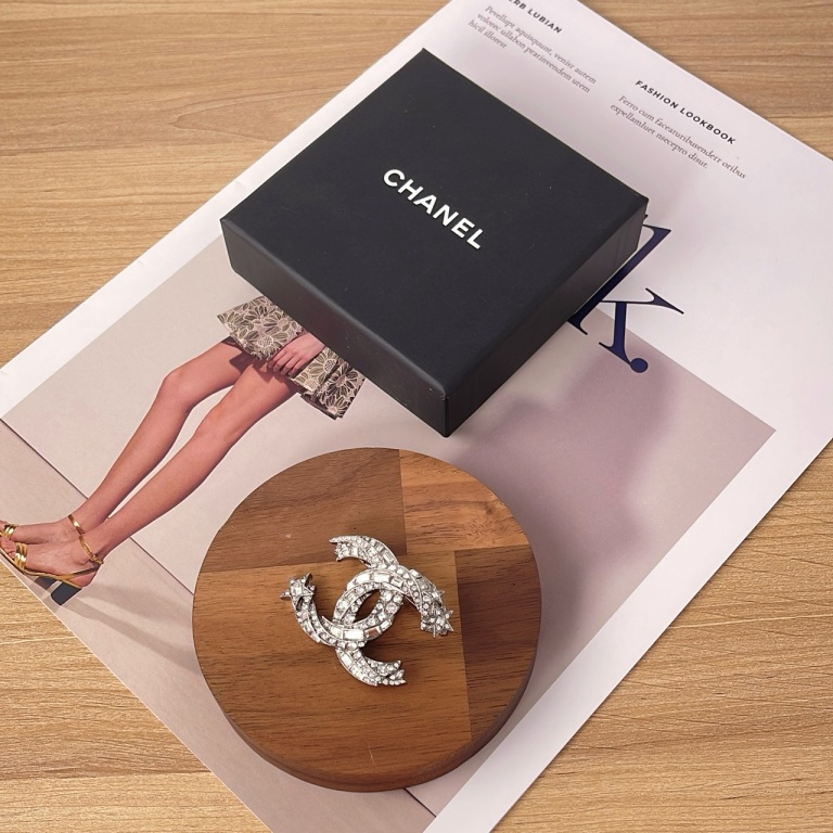 95新 Chanel/香奈儿 【九筒奢品】金属银色水钻双C胸针/3696